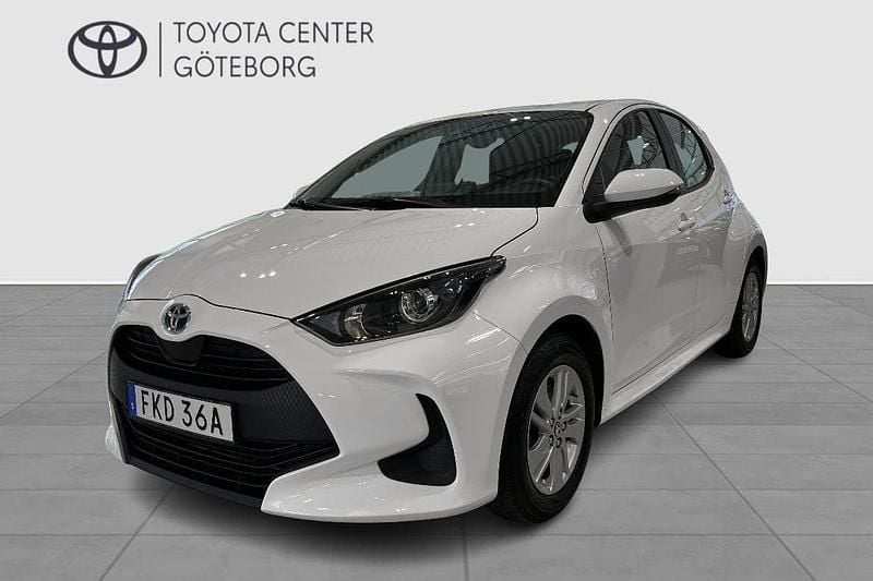 Vit Begagnad 2023 Toyota Yaris Hybrid Active Halvkombi | 219 900 kr (Marknadspris) - Bild 1/3