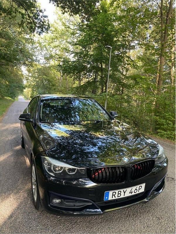 Svart Begagnad 2020 BMW 320 Gran Turismo Sport Line Halvkombi | 210 000 kr (Marknadspris) - Bild 1/4