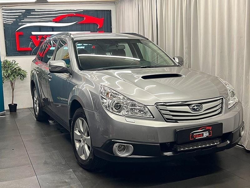 Silver Begagnad 2010 Subaru Outback SUV | 79 900 kr (Marknadspris) - Bild 1/4