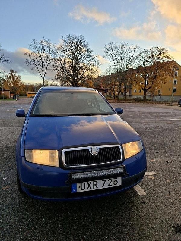 Blå Begagnad 2004 Skoda Fabia Halvkombi | 15 300 kr (Marknadspris) - Bild 1/4