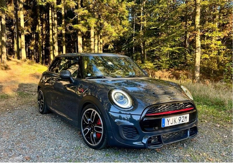 Grå Begagnad 2019 Mini John Cooper Works Halvkombi | 289 000 kr (Marknadspris) - Bild 1/4