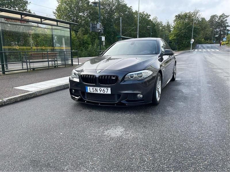 Grå Begagnad 2011 BMW 530 M Sport Sedan | 155 000 kr (Marknadspris) - Bild 1/4