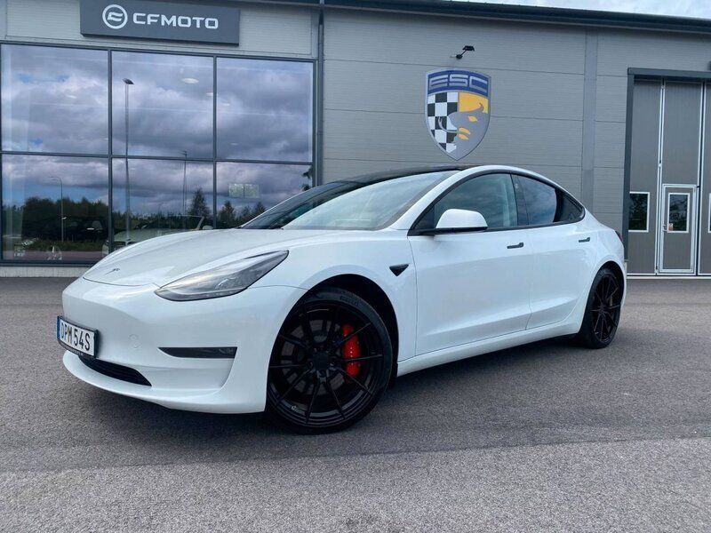 Vit Begagnad 2021 Tesla Model 3 Performance Sedan | 359 900 kr (Lite dyr) - Bild 1/4