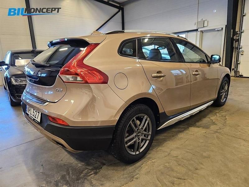 Begagnad Volvo V40 CC Summum 114 HK (83 kW) 2015 Brun metallic Kombi