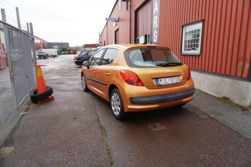 Begagnad Peugeot 207 88 HK (64 kW) 2007 Röd Halvkombi