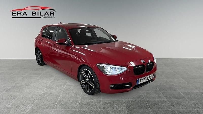 Röd Begagnad 2014 BMW 118 Sport Line Halvkombi | 99 800 kr (Bra pris) - Bild 1/4