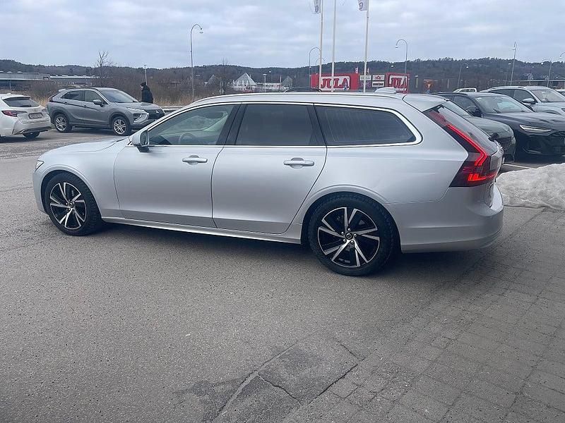 Begagnad Volvo V90 Momentum 190 HK (139 kW) 2020 Silver Kombi