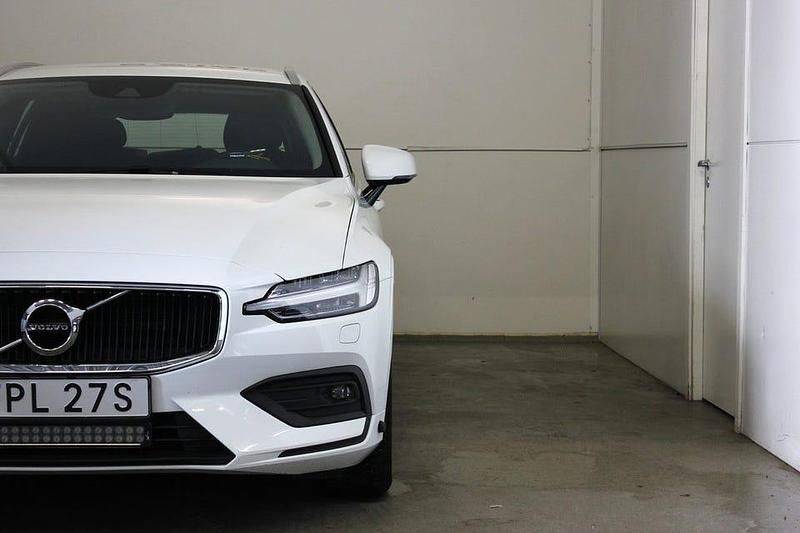 Begagnad Volvo V60 Momentum 190 HK (139 kW) 2020 Vit Kombi