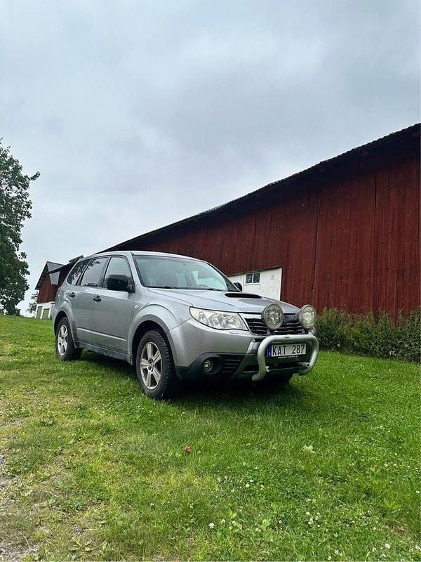Silver Begagnad 2010 Subaru Forester SUV | 45 000 kr (Superpris) - Bild 1/4