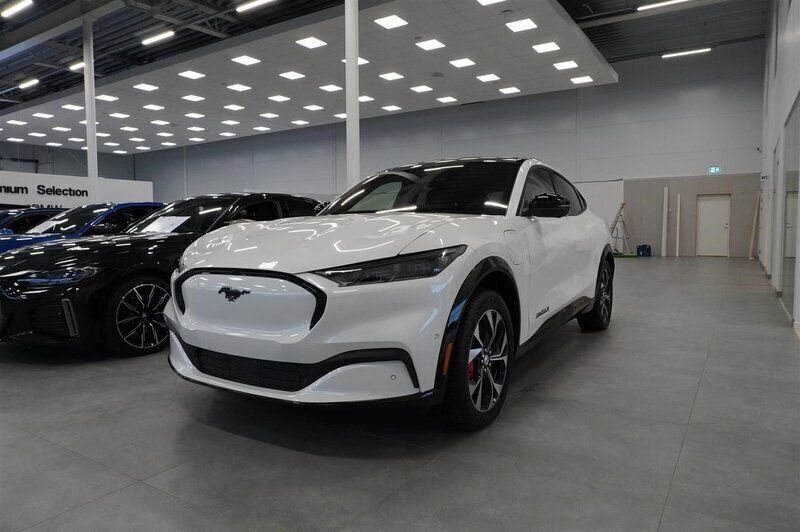Vit Begagnad 2023 Ford Mustang Mach-E SUV | 649 600 kr - Bild 1/4