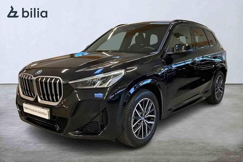 Svart Begagnad 2024 BMW X1 Shadowline SUV | 529 000 kr (Marknadspris) - Bild 1/4