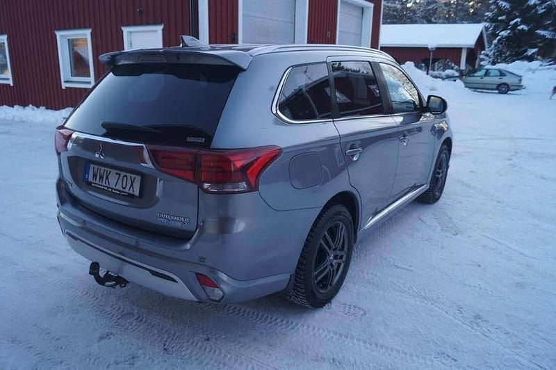Begagnad Mitsubishi Outlander 224 HK (164 kW) 2019 Grå SUV