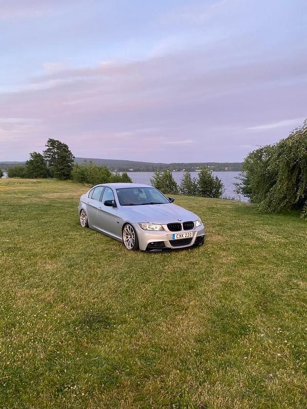Begagnad 2009 BMW 325 Sedan | 120 000 kr (Dyr) - Bild 1/4