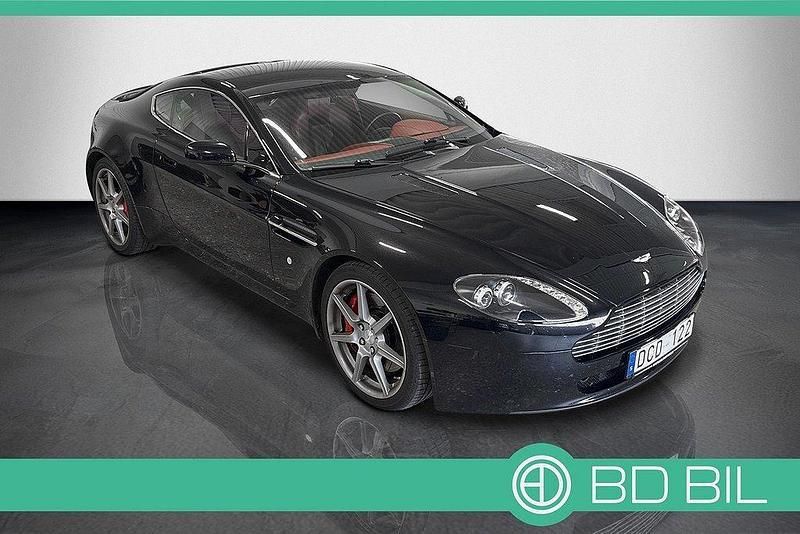 Svart Begagnad 2008 Aston Martin V8 Vantage Sportkupé | 516 900 kr - Bild 1/3