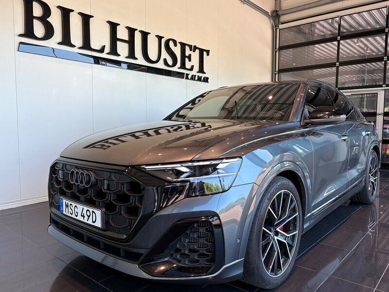 Grå Begagnad 2024 Audi Q8 SUV | 1 099 000 kr - Bild 1/4