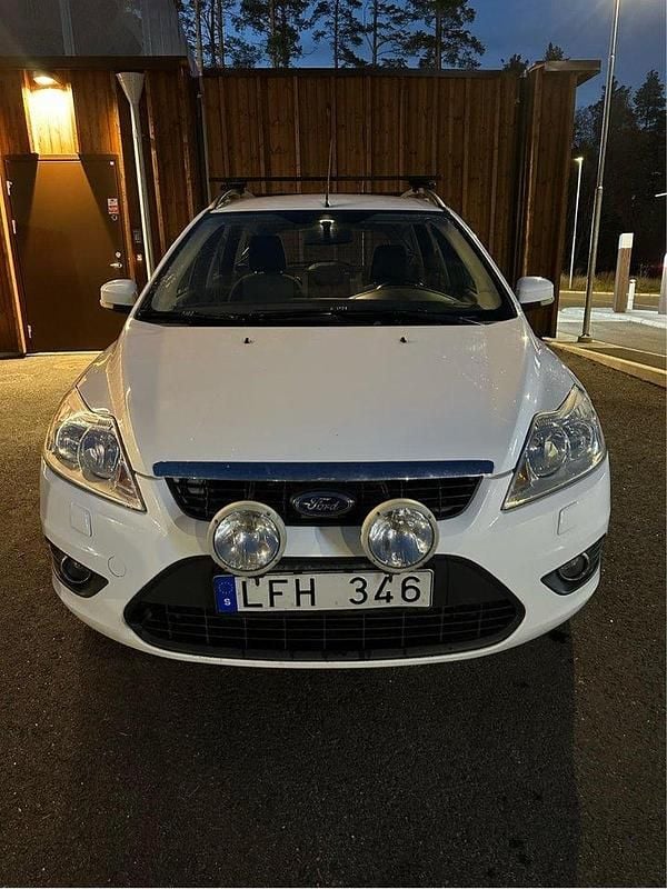 Vit Begagnad 2011 Ford Focus Platinum Kombi | 29 000 kr (Marknadspris) - Bild 1/4