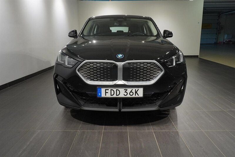 Svart Begagnad 2024 BMW iX2 Shadowline SUV | 498 800 kr (Marknadspris) - Bild 1/1