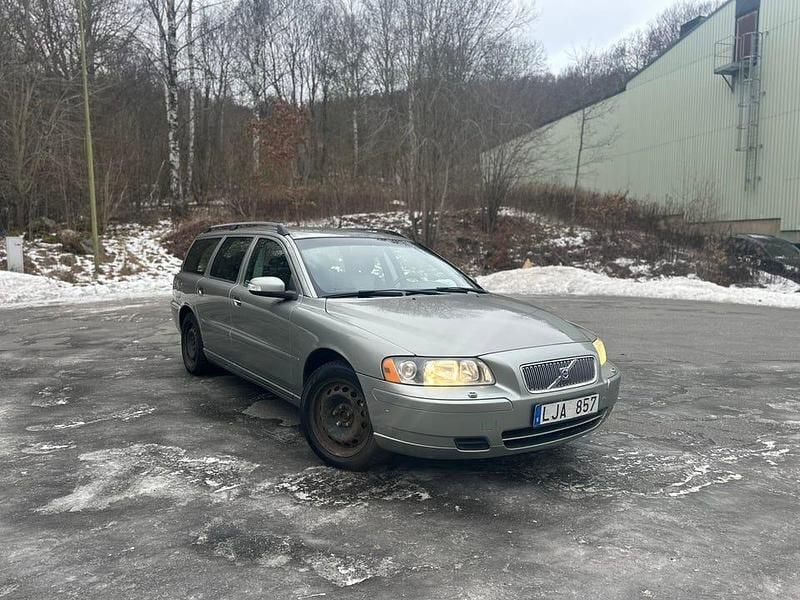 Grön/grå metallic Begagnad 2007 Volvo V70 Kombi | 30 000 kr (Marknadspris) - Bild 1/4