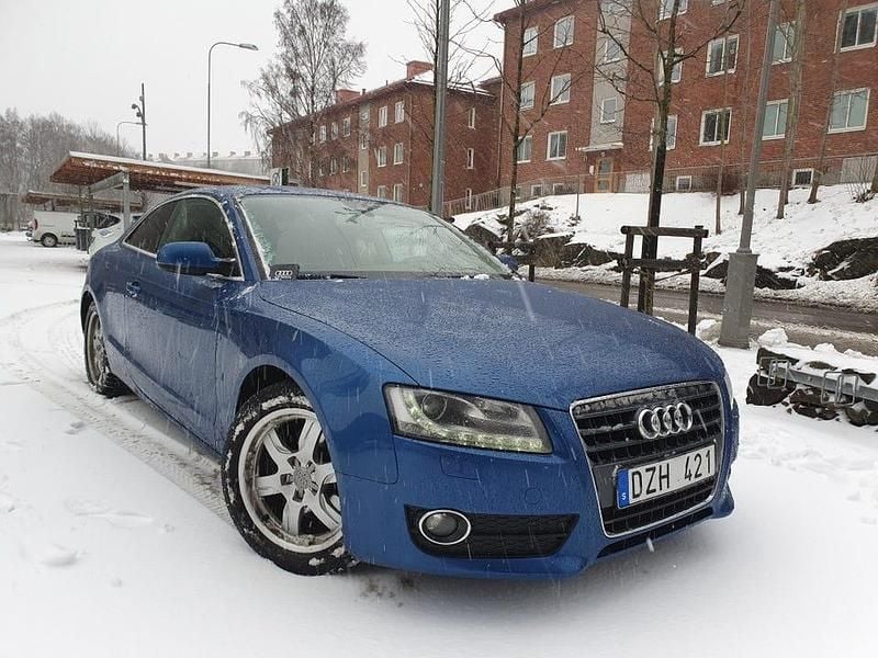 Blå Begagnad 2010 Audi A5 Sportkupé | 60 000 kr (Marknadspris) - Bild 1/4