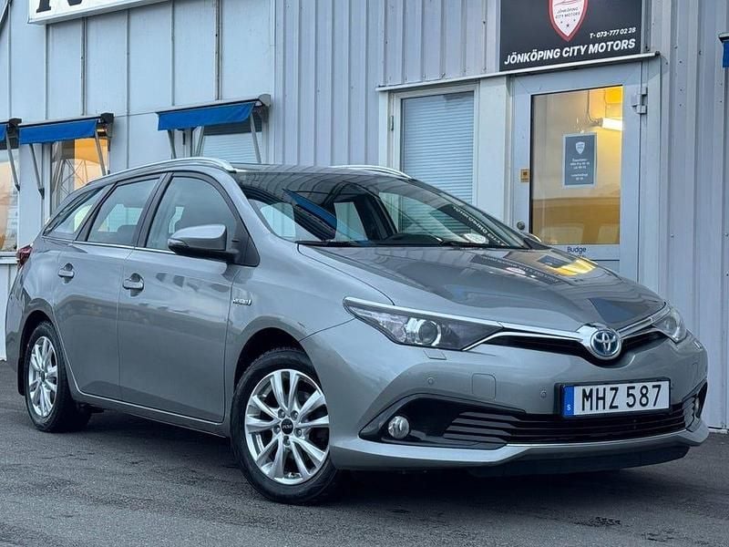 Grå Begagnad 2016 Toyota Auris Touring Sports Active Kombi | 159 900 kr (Marknadspris) - Bild 1/4