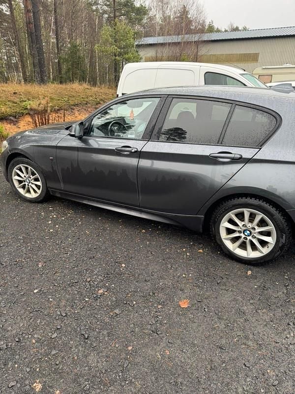 Metallic Begagnad 2017 BMW 118 Halvkombi | 150 000 kr (Marknadspris) - Bild 1/4