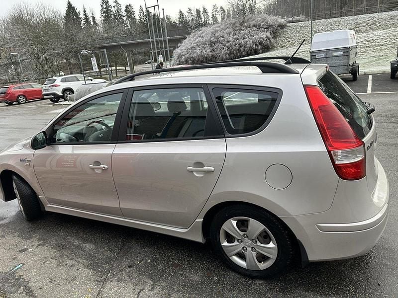 Brun Begagnad 2011 Hyundai i30 Select Kombi | 51 300 kr (Marknadspris) - Bild 1/4