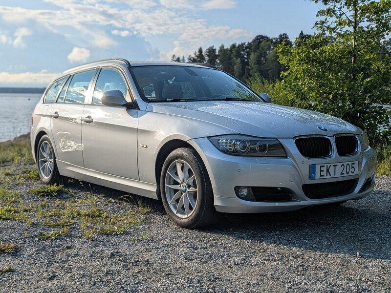 Silver Begagnad 2011 BMW 320 Kombi | 99 000 kr (Lite dyr) - Bild 1/4