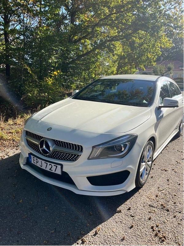 Vit Begagnad 2015 Mercedes CLA200 Shooting Brake AMG Kombi | 157 000 kr (Marknadspris) - Bild 1/4