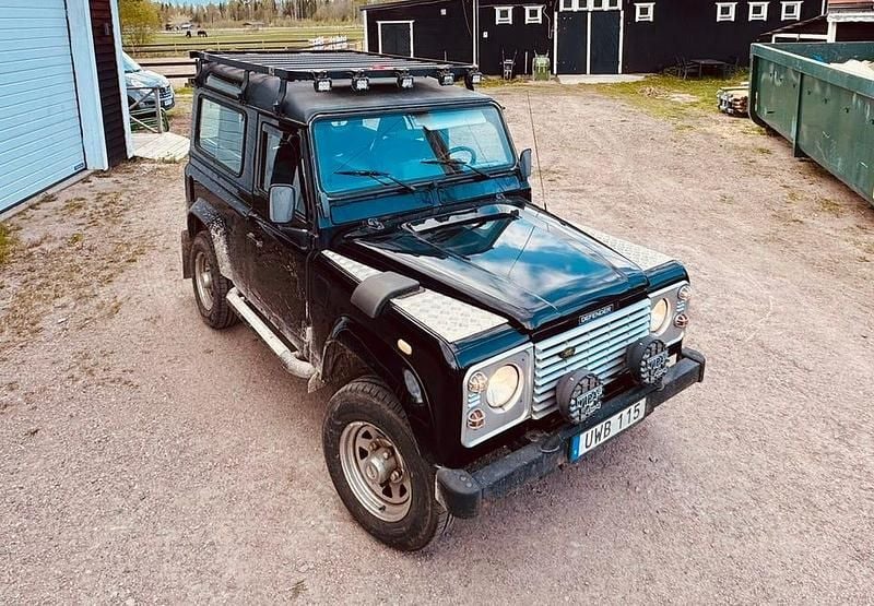 Svart Begagnad 2003 Land Rover Defender Kombi | 200 000 kr (Superpris) - Bild 1/4