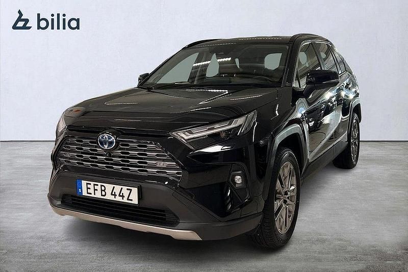 Svart Begagnad 2022 Toyota RAV4 Hybrid Executive SUV | 389 900 kr (Marknadspris) - Bild 1/4