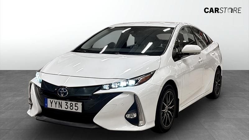 Vit Begagnad 2017 Toyota Prius Plug-in Hybrid Halvkombi | 184 900 kr (Bra pris) - Bild 1/4