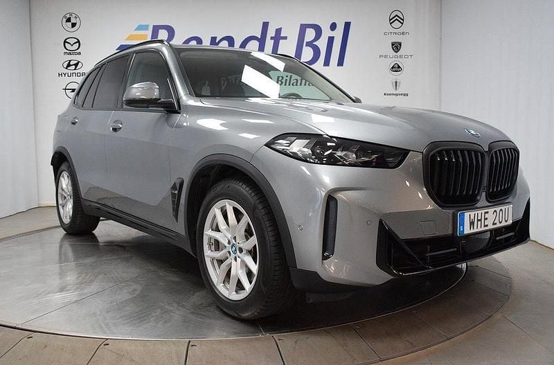 Grå Begagnad 2024 BMW X5 SUV | 849 500 kr - Bild 1/3