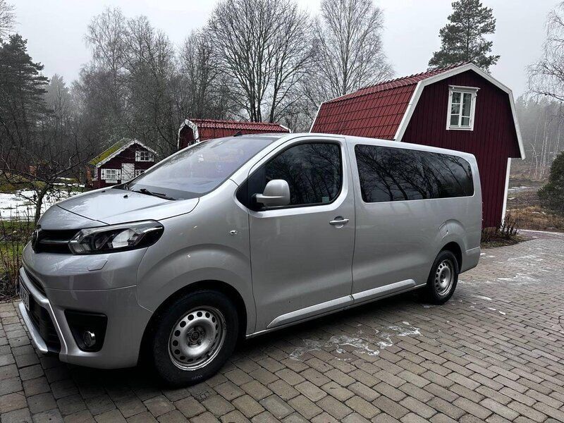 Silver Begagnad 2019 Toyota Proace Verso Kombi | 280 000 kr (Marknadspris) - Bild 1/4