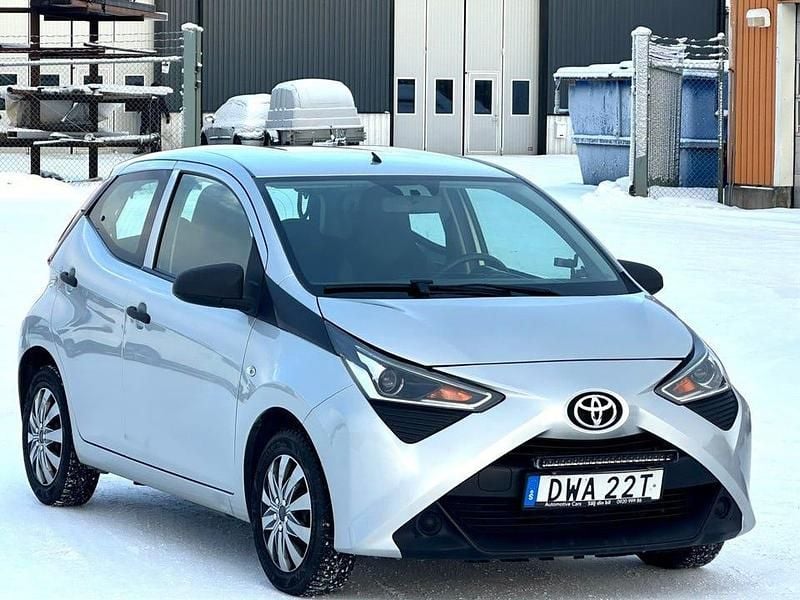 Begagnad Toyota Aygo 72 HK (52 kW) 2019 Silver Halvkombi
