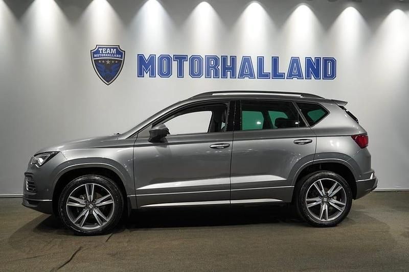 Grå Begagnad 2023 Seat Ateca FR SUV | 284 900 kr (Marknadspris) - Bild 1/4
