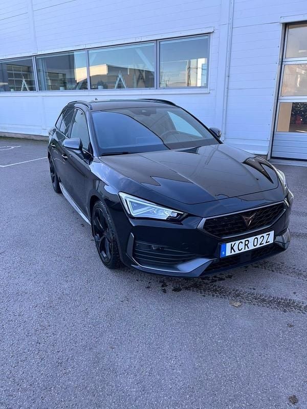 Midnight black Begagnad 2024 Cupra Leon Kombi | 300 000 kr (Bra pris) - Bild 1/4