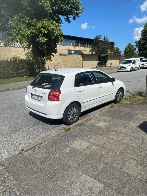 Vit Begagnad 2007 Toyota Corolla Halvkombi | 42 000 kr (Marknadspris) - Bild 1/4