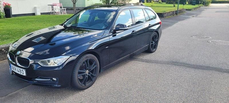 Svart Begagnad 2014 BMW 320 Sport Line Kombi | 105 000 kr (Superpris) - Bild 1/4