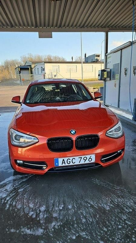 Orange Begagnad 2014 BMW 118 Halvkombi | 99 000 kr (Bra pris) - Bild 1/4