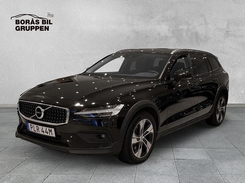 Svart Begagnad 2022 Volvo V60 CC Kombi | 329 000 kr (Marknadspris) - Bild 1/4