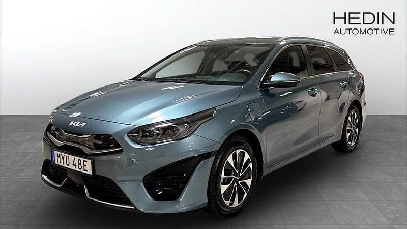Grå Begagnad 2024 Kia Ceed Advance Halvkombi | 319 900 kr (Lite dyr) - Bild 1/4