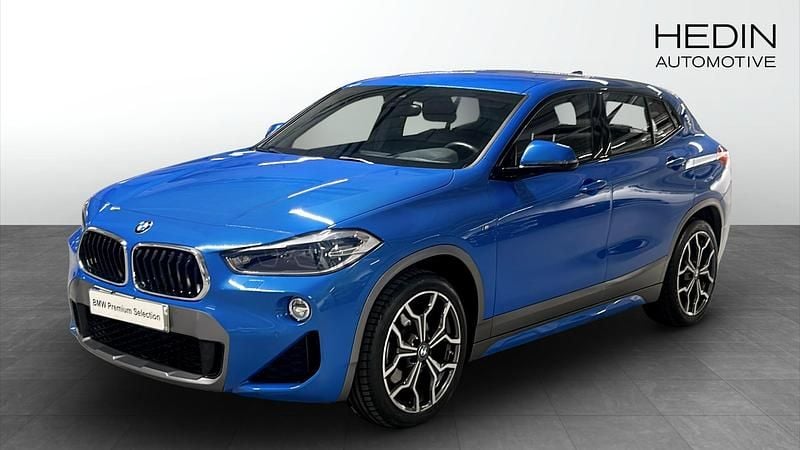 Blå (blue) Begagnad 2019 BMW X2 M Sport SUV | 289 700 kr (Marknadspris) - Bild 1/4
