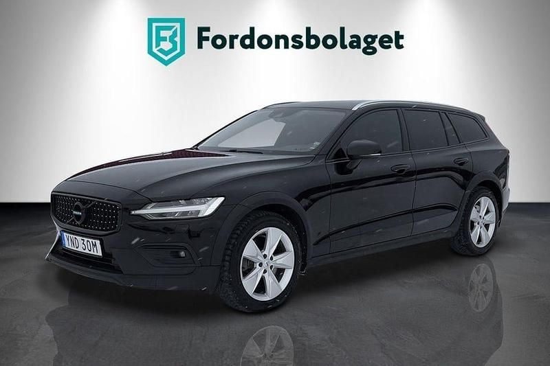 Svart Begagnad 2021 Volvo V60 CC Momentum Kombi | 259 900 kr (Marknadspris) - Bild 1/4