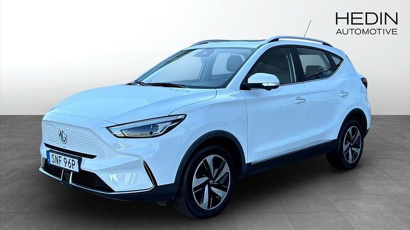 Vit (white) Begagnad 2022 MG ZS Luxury Sedan | 249 900 kr (Bra pris) - Bild 1/4