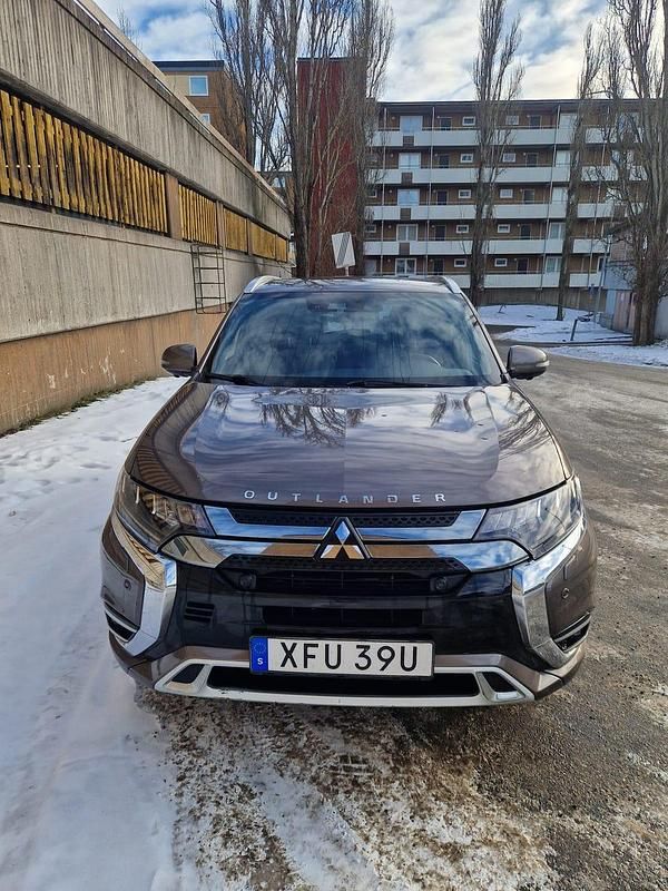 Begagnad Mitsubishi Outlander 224 HK (164 kW) 2019 SUV