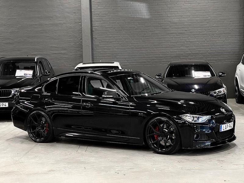 Svart (svart metallic) Begagnad 2013 BMW 335 M Sport Sedan | 299 900 kr (Marknadspris) - Bild 1/4
