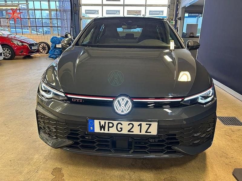Mörkgrå Ny 2025 VW Golf VIII GTI Halvkombi | 408 000 kr (Lite dyr) - Bild 1/4