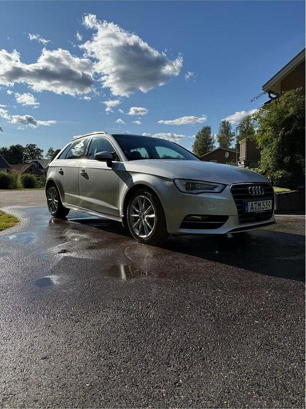 Silver Begagnad 2014 Audi A3 Sportback Ambition Halvkombi | 150 000 kr (Marknadspris) - Bild 1/4