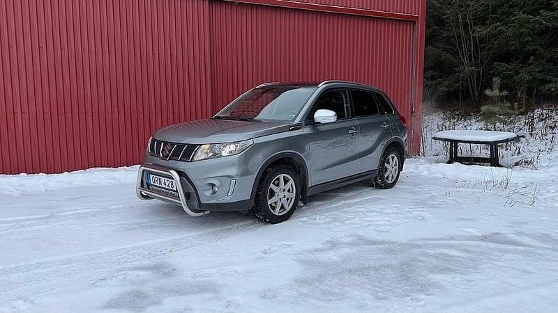 Grå Begagnad 2018 Suzuki Vitara SUV | 189 500 kr (Marknadspris) - Bild 1/4