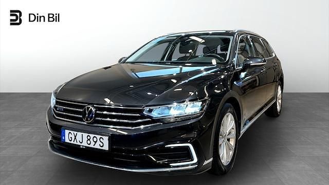 Mörkgrå Begagnad 2021 VW Passat GTE SUV | 319 900 kr (Dyr) - Bild 1/4